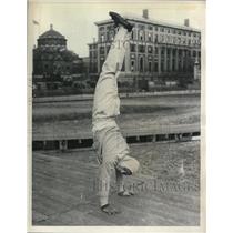 1937 Press Photo Sueo Ohe doing a hand stand