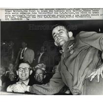 1962 Press Photo Boston Dr Roger Bannister & world champ John Uelesspole vaulter