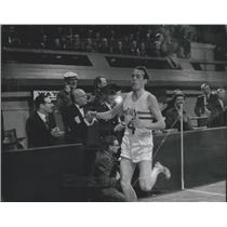 1962 Press Photo Runner Derek Ibbits Smashes indoor European 2 Mile Record