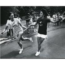 1975 Press Photo Diane Blanchard take Baton from Marlene Tornado at GE Run