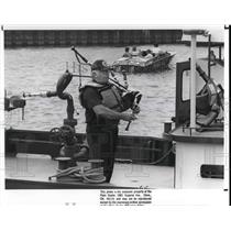 1988 Press Photo Pat McNea Cleveland Fireman salute Northcoast Recycler barge