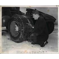 1955 Press Photo Steel Claws in Goodyear Tire by G A Hudson for Icy Roads