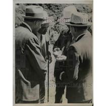 1936 Press Photo Police Inspect Rock During Ruth Mulb Murder Investigation