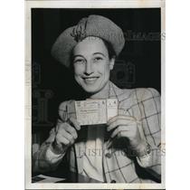 1942 Press Photo Mrs. Leon Henderson with "A" gasoline ratio cards Washington DC