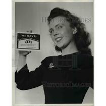 1943 Press Photo Betty Pierce of the War Housing Center helping industry workers