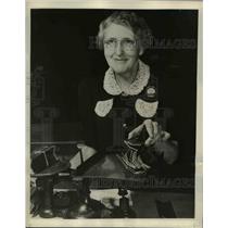 1942 Press Photo Maude Butterfield Counts Insulators for Electric Motors