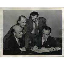 1946 Press Photo Transportation Officials Sign Contract to End Transit Strike