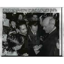 1966 Press Photo Dean Rusk with newsmen, arrival in Tokyo International Airport