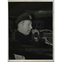 1944 Press Photo Cleveland Yellow Cab Co receives call on his two way radio