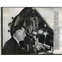 1963 Press Photo Astronaut Walter Schirra, Jr. during a news conference
