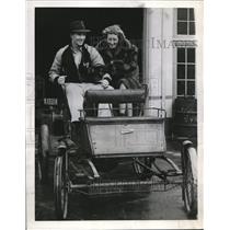 1943 Press Photo Mr. and Mrs. Joe Gordon ride Horseless Buggie - nee33320