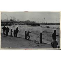 1973 Press Photo Fishermen Fish for Salmon at East 72nd Pier - nee29400