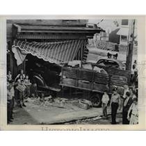1946 Press Photo Truck Crashed through display window Philadelphia Philadelphia