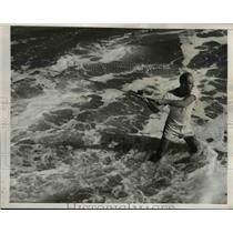 1938 Press Photo James Roosevelt Fishing Ocean Palm Bleach, Florida - nee43627