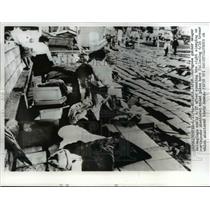 1964 Press Photo Niigata Japan Refugees gather belongings after spending night