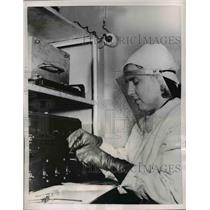 1956 Press Photo VLadicostok Russia WOman researcher determining radioactivity.