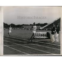 1937 Press Photo Oxford Cambridge track HW Welch, WV Albert 2 mile race