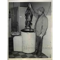 1941 Press Photo L.R. Newell putting his ducks in a freezer. - nee51562