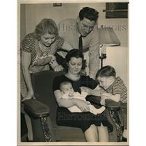 1939 Press Photo Mrs Irene Marino & Baby Taken into Home of Policeman's Family