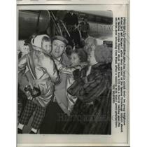 1960 Press Photo Mr and Mrs Patullo clutch their daughters after landing safely
