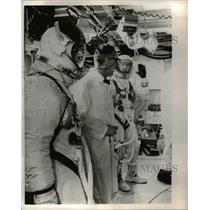 1965 Press Photo Astronauts Ed White and James McDivitt enters GT-4 spacecraft.