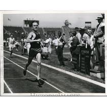 1945 Press Photo Roland Sink wins 1500 meter dash in National AAU Track Meet