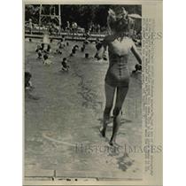 1962 Press Photo San Antonio, TX: girl jumping into water - nee74454