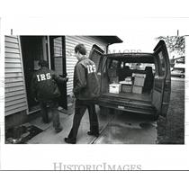 1989 Press Photo IRS agent raid the home of Ron DSutcliff 5793 Wengler Dr