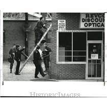 1982 Press Photo SWATmembers climb to roof of REVCB store where 2hostage is held