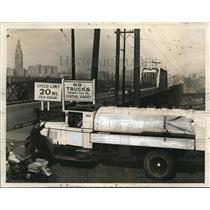 1938 Press Photo Patrolman Howard Lewis warns the truck off Central Viaduct