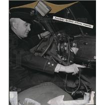 1938 Press Photo Patrolman Northam Jefferies operates a new police radio
