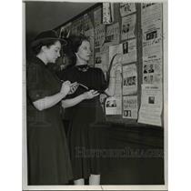 1940 Press Photo Policewoman G.Cummings & E. Molnar Checking Bulletin Board