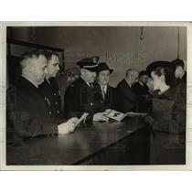 1936 Press Photo Patrolmen Melville Koontz, John Clifton, Captain Roth and Miss