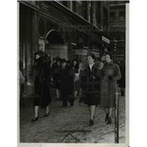 1940 Press Photo Policewomen Geraldine Cummings and Erma Molnar on Patrol Duty