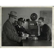 1936 Press Photo Det. Harrey Lanea, Capt. Philip C. Groteurath, and Det. Marvin