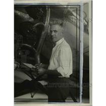 Press Photo James P Johnson aircraft inspector at Department of Commerce