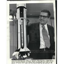 1973 Wire Photo Skylab program director for NASA, William Schneider - cvw06441