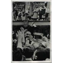 1966 Press Photo Pres. Lyndon Johnson waves a small flag outside Melbourne Town