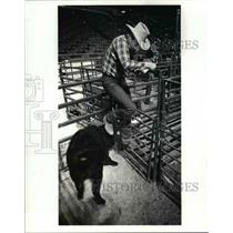 1986 Press Photo Bill Barnes at the Rodeo in the Coliseum - cva76387