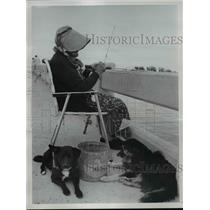 1961 Press Photo Mrs Amy Goss fishing near Sarasota Florida  - nee86086