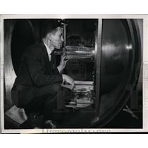 1943 Press Photo ED Kane Inspects UC's Super Sonic Wind Tunnel - nex97390
