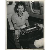1941 Press Photo Anne McKenzie practices typing while she flies to Toronto