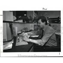 1991 Press Photo Ron Felts working on computer is the local spokesman for POWs