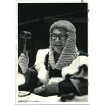 1983 Press Photo Lawyer Bruce Griswold at the court of Nisi annual spoof