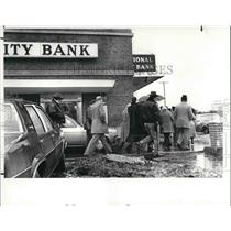 1982 Press Photo L. Jenkins, Jury Visit bank scene where Cleveland cop killed
