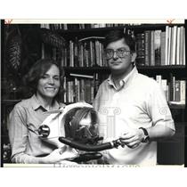 1981 Press Photo Sylvia Earle and Grahm Hawkes Inspect Model - cva10839