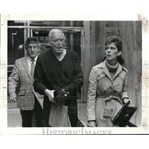 1983 Press Photo Allen Friedman,with lawyer and wife, enter 601 Rockwell ave