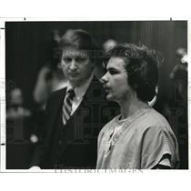 1982 Press Photo Atty Nicholas Phillips w/ Charles W. Gress before Judge Perry