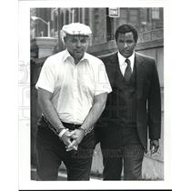 1982 Press Photo Dr. Faymore led from Federal Court Building to Jail.