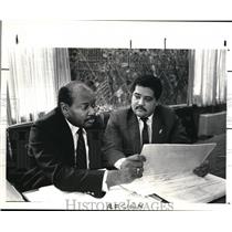 1986 Press Photo Director Augustus Harper with Mayor Darryl Pittman of Cleveland